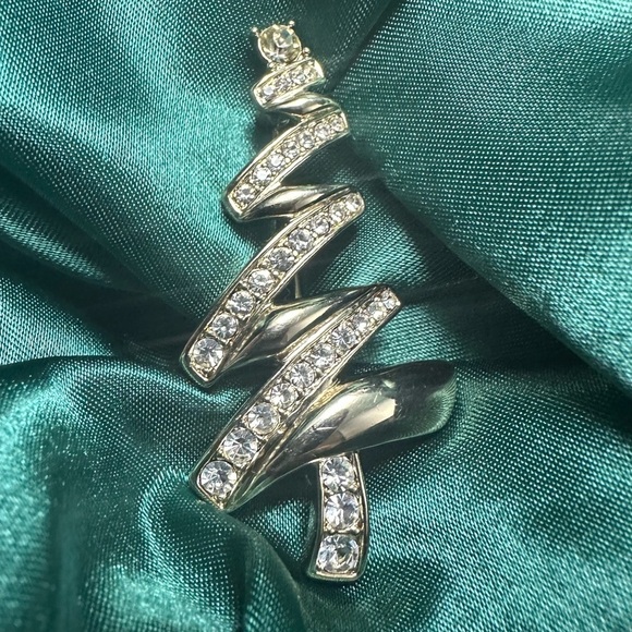 Christmas in July 🎄Vintage Monet Signed Brooch - Gold Toned with Clear Crystals - Picture 5 of 11